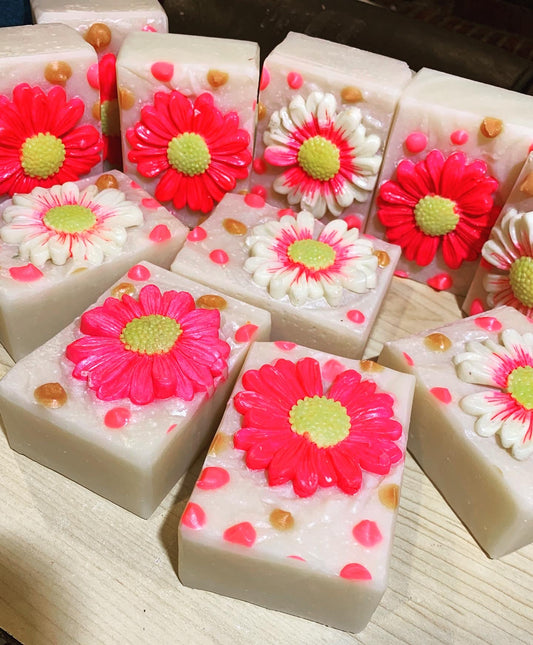 Painted Daisies natural soap - Wiselyonsoapworks
